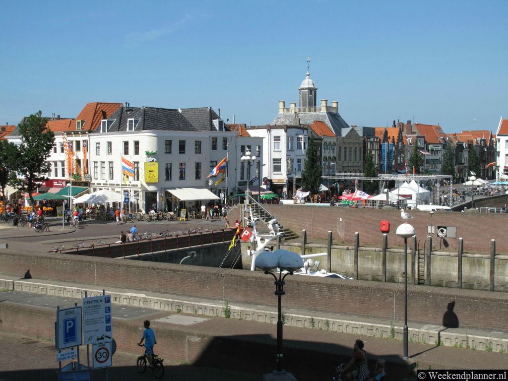 De loodshaven van Vlissingen ligt naast de jachthaven. Vanaf de zeedijk heb je een mooi uitzicht over de Westerschelde en op de binnenstad van Vlissingen.  Tips: Een weekend in Vlissingen.